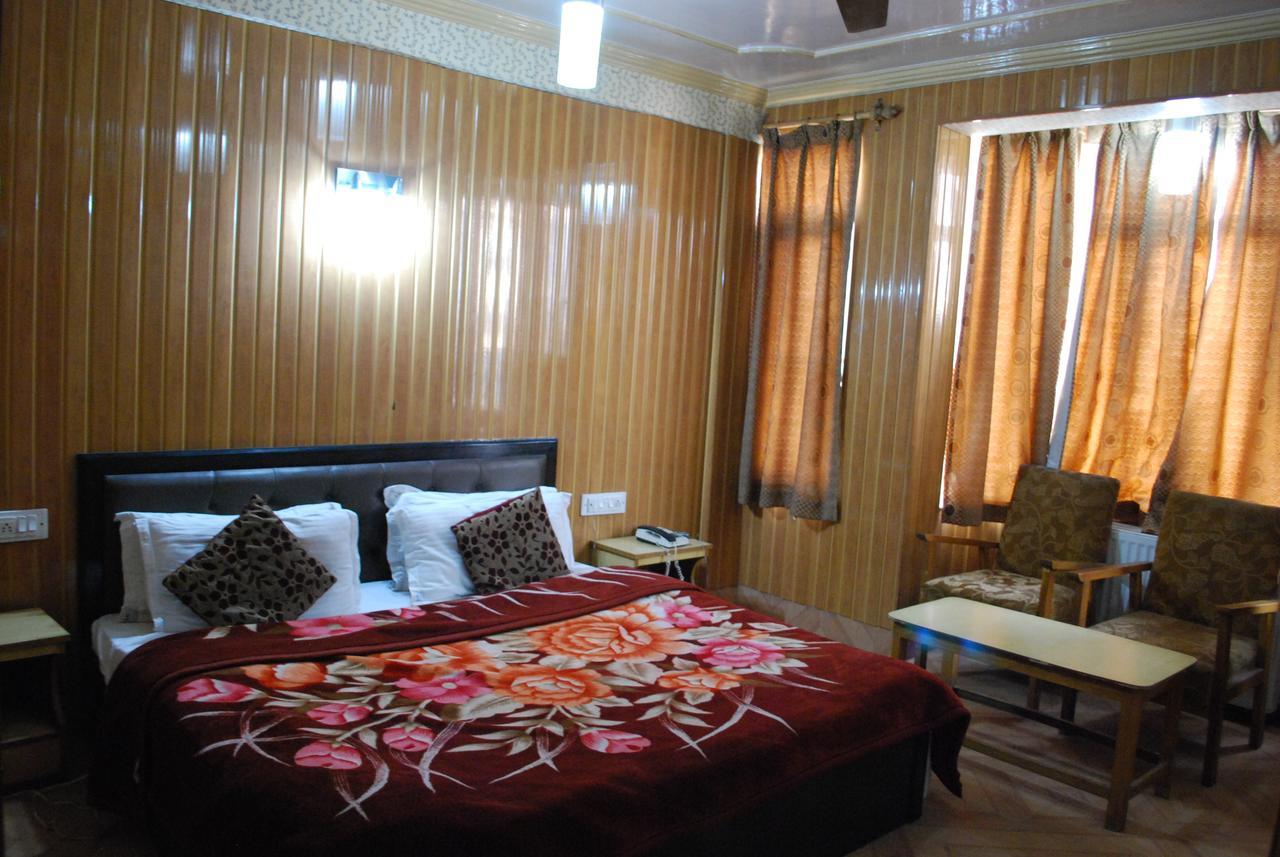 Kaisar Hotel Srīnagar Exterior foto
