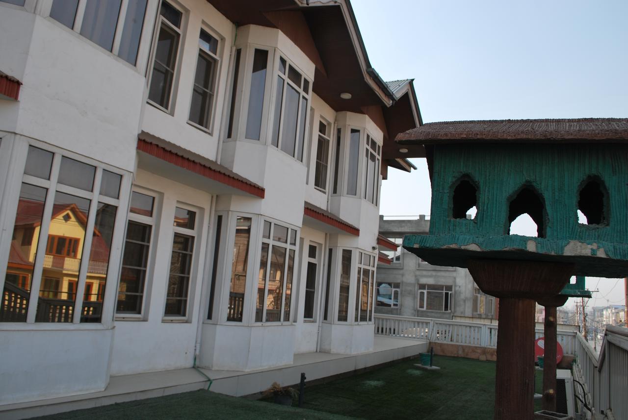 Kaisar Hotel Srīnagar Exterior foto