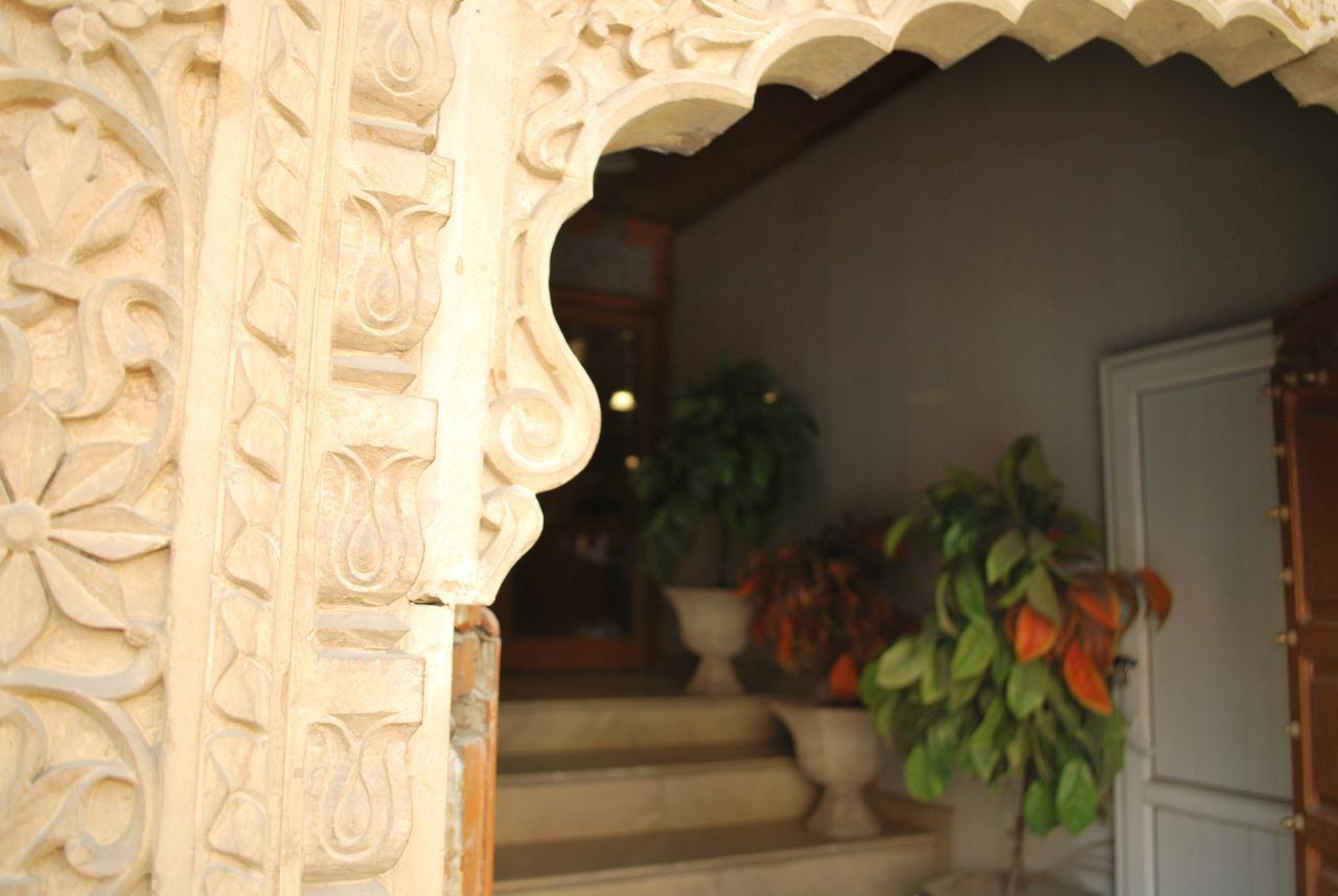 Kaisar Hotel Srīnagar Exterior foto
