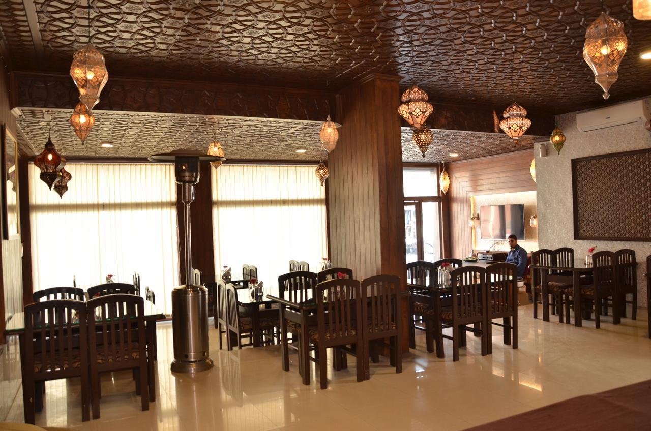 Kaisar Hotel Srīnagar Exterior foto