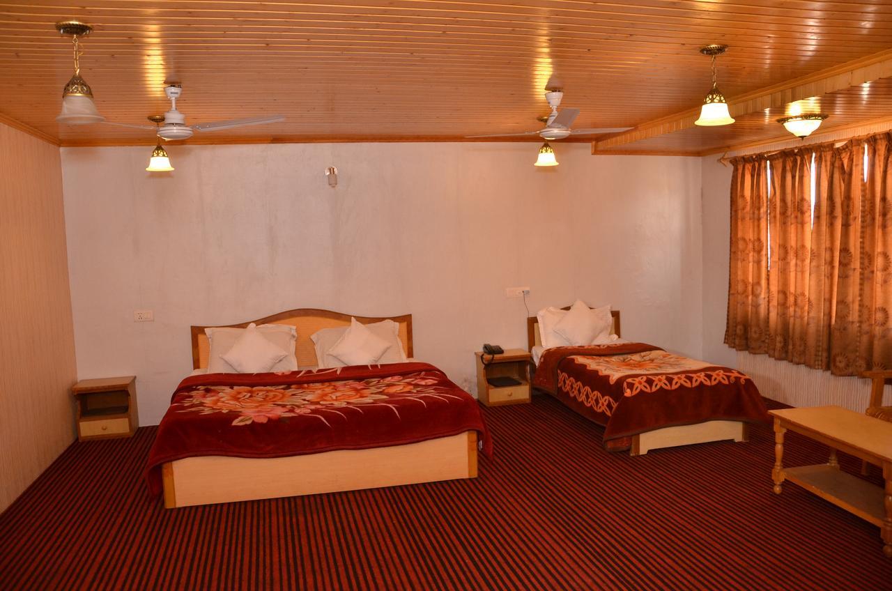 Kaisar Hotel Srīnagar Exterior foto