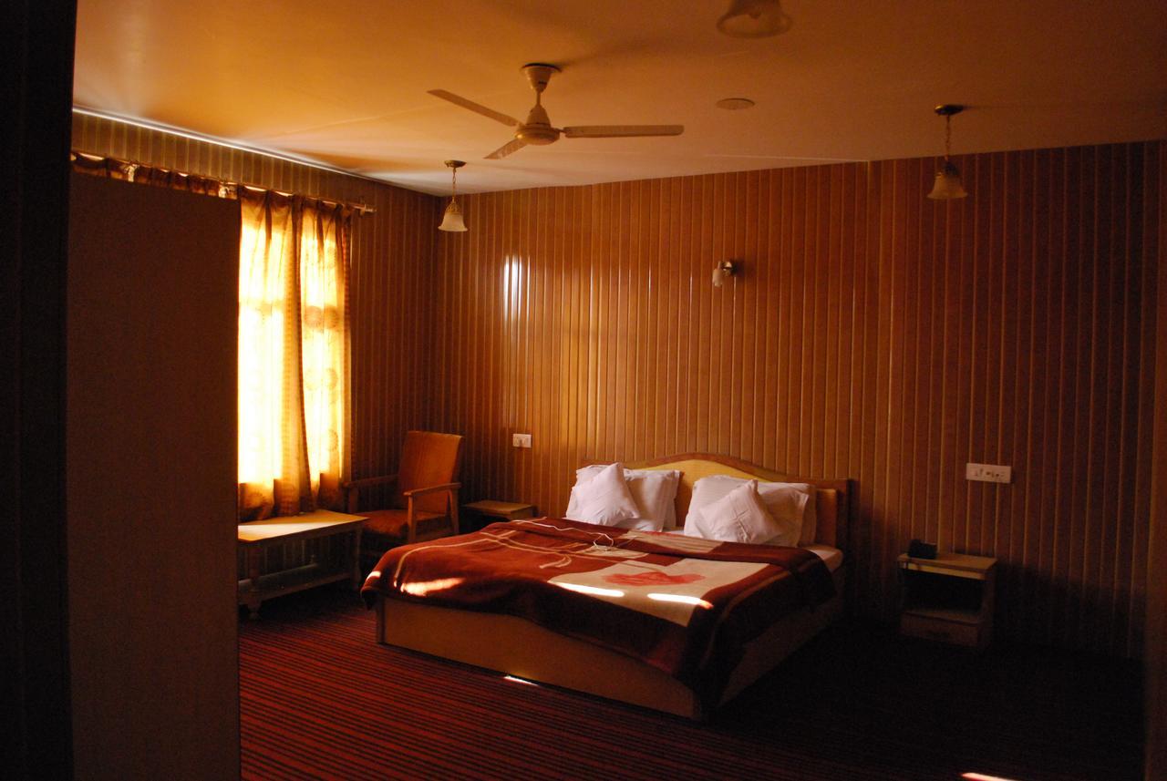 Kaisar Hotel Srīnagar Exterior foto