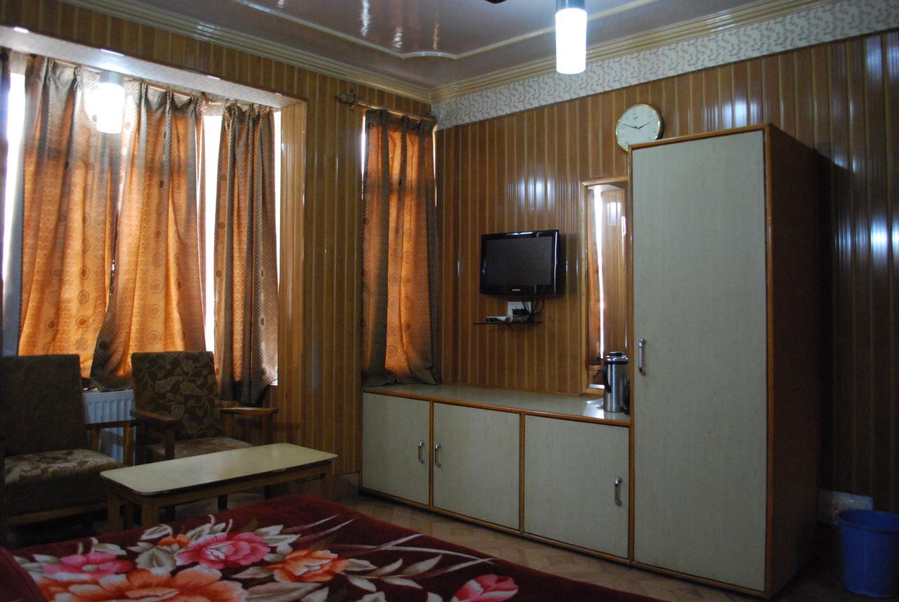 Kaisar Hotel Srīnagar Exterior foto